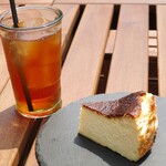 Cafe&Bar STAILE - スク風チーズケーキ550円外税w オーガニックアイスティー420円外税w