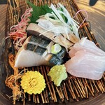 Ishi no Ya - 御造里 季節の鮮魚 初鰹 目鯛 鰆 妻一式 伊豆本山葵