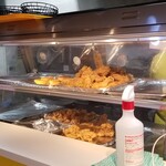 CALL A CHICKEN Ikebukuro Ten - 店内、ショーケース。