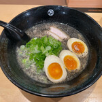 まる万ラーメン - 黒とんこつ750円 半熟玉子100円 青葱100円