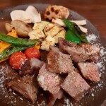 Robata Bar Kuma - 和牛のグリルと焼き野菜盛り合わせ。お肉柔らか(≧∀≦)野菜もどれも美味しく！！