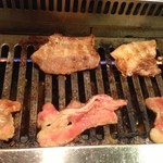 安楽亭 - 炭焼きじゃない。玉ねぎ6片中2片は下に落ちていった。そうさ、作ってる人はこの鉄板で食べたことが無いのだろう。