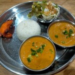 Namaste Indo Nepalese - 2種カレーセット1250円  ナン、ライス、サラダ、手羽先1P(ミニタンドリー)、ドリンク付き(≧∇≦)/  左、キーマ  右、ココナツ(具はチキン)