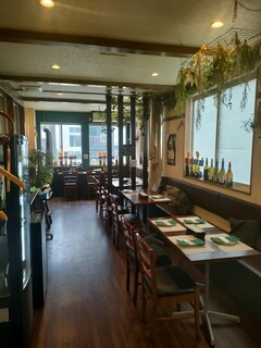 Trattoria Incontro - 縦長の店内です