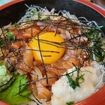 Japanese cuisine  Gion Hirata - ①海鮮重
                        米酢の酢飯は砂糖が効いて甘め
                        濃いヅケが施された真鯛、サーモン、真鯵等が載せられ、中央に卵黄を配置
                        薬味はとろろ、千切り大根、刻み葱、大葉等
                        この付近の日本料理屋さんは総じて味が濃いめ