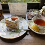 Kakurega Cafe Rose Tei - 中にババロアが入っています。