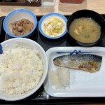 松屋 - 朝飯普段食わねえから魚食ったりすると良いことした気分になる〜！！良い1日だったなー！