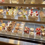 Pasticceria latte Isehara Coma Ten - ショーケース内のケーキの数々です。（2023年6月）