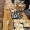 ROPAN bakery - カスタードドーナツが沢山！奥にはウインナーのパン、ベーコンのパンなど。