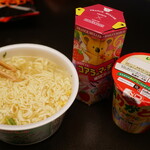 SHIN湯治 ルルド - フロントで購入したカップ麺、お菓子