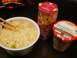 SHIN湯治 ルルド - フロントで購入したカップ麺、お菓子