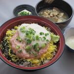 もつ屋 良蔵商店 - ネギトロ山かけ丼と豚汁（ランチ）