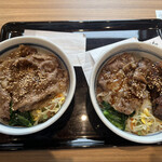 かるびのとりこ - 料理写真:左がカルビ丼(並)、右が二種盛カルビ丼(並)