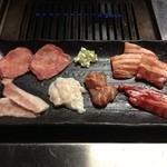 Yakiniku Ura - おすすめお肉6酒盛り（ネギタン塩、トントロ、カルビ、シロ、地ドリ、ポークバラ）