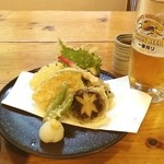 くらま温泉 - 温泉の後にビールと天ぷら。冷えたビールが胃に染み渡る。