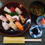 Sushi Omura - 令和5年6月 ランチタイム
                        おまかせにぎり10貫(赤出汁付き) 税込1000円