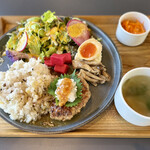 Tsukigawa Drive-in - 和風煮込みハンバーグと東秩父野菜のDELIプレート　雑穀米　1680円