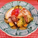 magarigurashi - カラフルな絵皿にときめく～♪お料理が4種類楽しめる前菜盛り合わせ300円