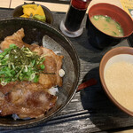 Mugitoro Garden - カルビ丼セット940円