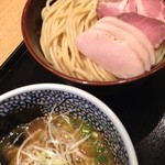 麺屋一燈 - 濃厚魚介チャーシューつけ麺950円 中盛50円300g
      
      平日の13:00すぎでも30分待つ！
      でも待つ甲斐あってうまいんだよなぁ