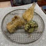 Maguro to Tempura Teishoku Ginpachi - 次々と揚げられます。