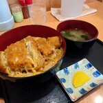 ドライブイン松の味 - カツ丼 900円(税込)。