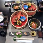 山本小屋 ふる里館 - 夕食（はじめに並んだ料理）