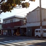 酒場 岩科 - 白い軽ワゴンの後ろが入口