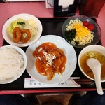 餃子飯店 - 料理写真:●ランチ　800円
前回より50円アップしている。

■小ラーメンを注文した場合＋200円となる（総額千円）
