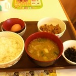 Sukiya Wakihama Ten - とん汁卵かけ朝食 牛皿