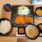 Tonkatsu Tadumura Daimaru Sapporo Ten - 霧島黒豚のロースかつ定食(2180円です。