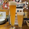 Vector Beer Shinjuku Gyoenmae Eki Ten - 左バナナシェイク（パイント）と右ベクターペールエール（グラス）