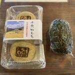 Michi no Eki Kumano Itaya Kurobee no Sato - 千枚田もち(450円)と、お菊のめはり寿司(180円)