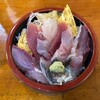 Yuki Zushi - サービス丼【マグロ・イナダ・カツオ・アジ・白身(ヒラメ・スズキ）・玉子】(850円）