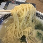 磯丸水産 - 麺はやや縮れ細麺でもっちりした食感です。