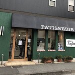 Patisserie Enfants - 店舗外観
                        緑色って珍しいかもだけどシックで良い感じ
                        アイリッシュパブっぽい？