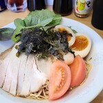 Onomichi Ramen Tonchinkan Hiroshima Ten - 冷やし中華(税込900円)
                        トッピングは叉焼、塩海苔、煮玉子、トマト、剥き海老
                        麺はストリートで普通の太さです
                        醤油ベースのスープにお酢の酸味が加わり気持ちスッキリとした味わい