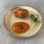 M.CROFT - 別注のカニクリームコロッケ(¥330)トマトソースに付けて食べます。