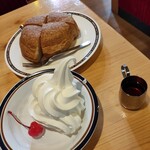 Komeda Coffee Ten Shimomaruko Ten - う〜ん(--;)ソフト美味しい♡勝手に間違えてソフトクリームONでミニシロ持ってきて作り直します…と下げた後1h来なかったミニシロを声掛けして持ってきて貰いました。接客大丈夫？客要望無視の店？わからん