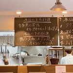 Bistro Epi - メインはこの2種と2種のビーフのステーキ、計4種類からチョイスします！