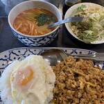 Thai Restaurant Baikeo - 本日のメニュー、鶏のココナッツカレー目玉焼き乗せ