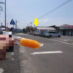 麺屋 むすぶ - 第二駐車場から見たアイスと店舗の位置関係