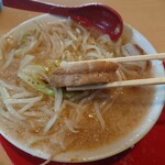 麺屋 むすぶ - 味噌ラーメン（野菜大盛無料）750円　お肉の厚みは2cm以上