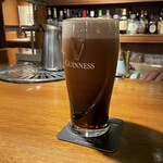 Londonya Bar - ギネス入れたて、泡が混ざっていて茶色い