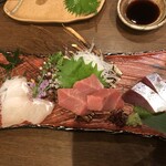 はなびし - ３点盛はお勧め！（９５０円）マグロがめっちゃ分厚くて旨かった！