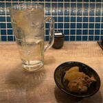 Tokyo Meat Sakaba Takadanobaba Ten Takadanobaba Ten - お一人様セットのドリンク(ハイボール)とおいしいお通し