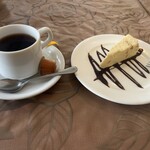 東中野イタリアングラート - コーヒー+100円とデザートのレアチーズケーキ+200円 コーヒーはバランスよく美味しい。チーズケーキも中にクッキー生地が練り込まれてて半解凍の部分があり猛暑日にちょうどいい。