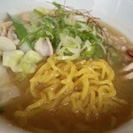 Ramen Takahashi Ya - 牛ホルモンラーメンの麺をアップで