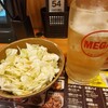 Tori Kizoku Nagitesu Gifu Ten - キャベツ盛り（ごま油）、メガハイボール