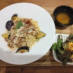 Strada - 生パスタミートソース（1000円）、サラダ・スープセット（200円）、茄子トッピング（100円）